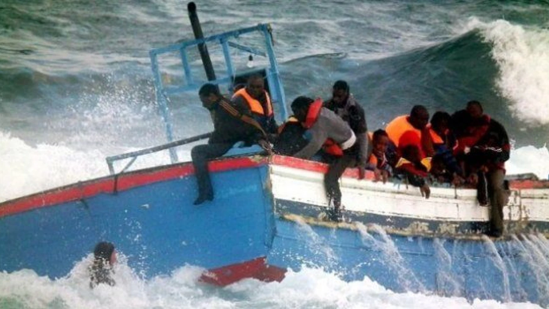 400 göçmeni taşıyan tekneler alabora oldu