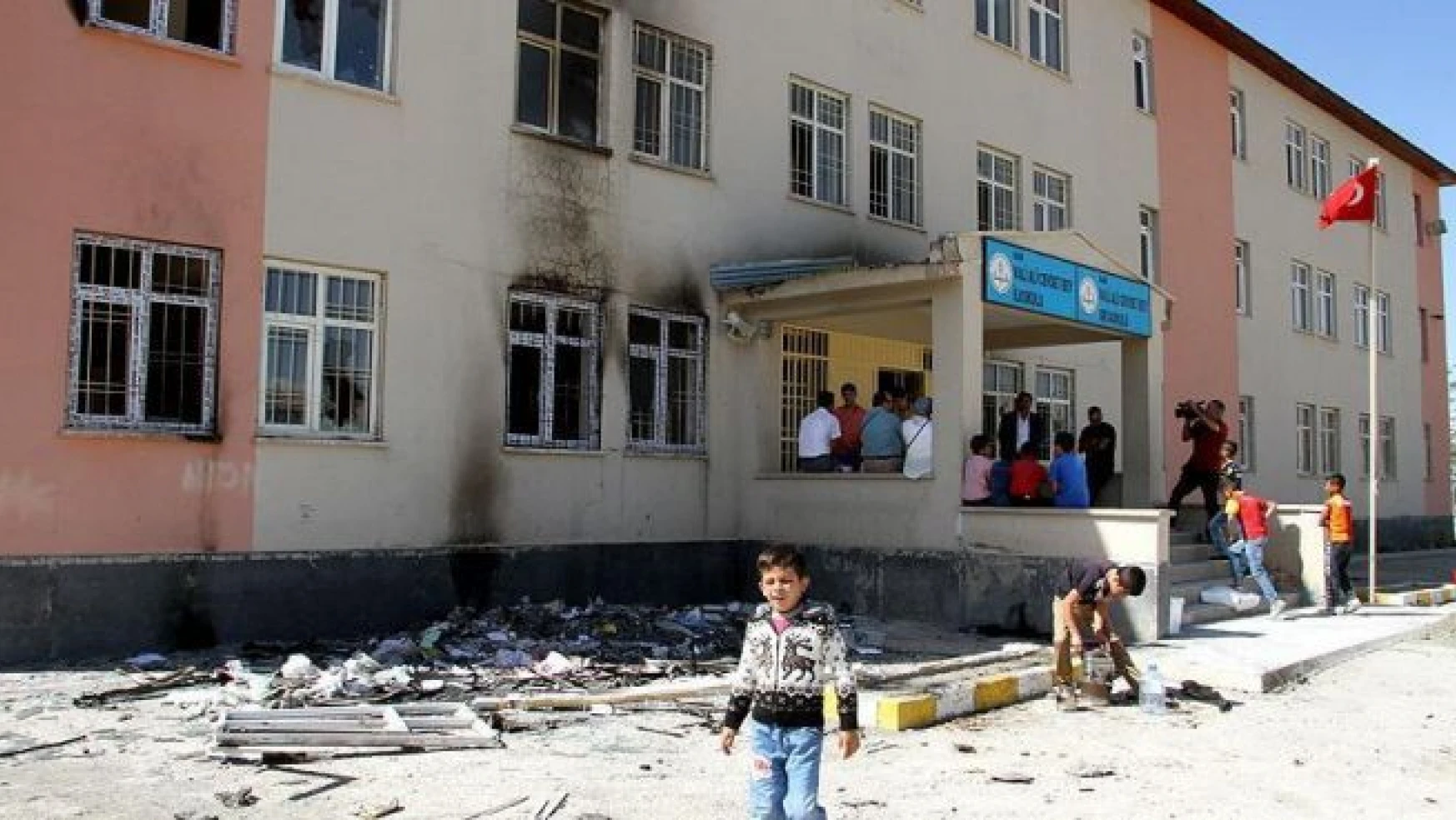 '400'e yakın okula terör saldırısı gerçekleştirildi'