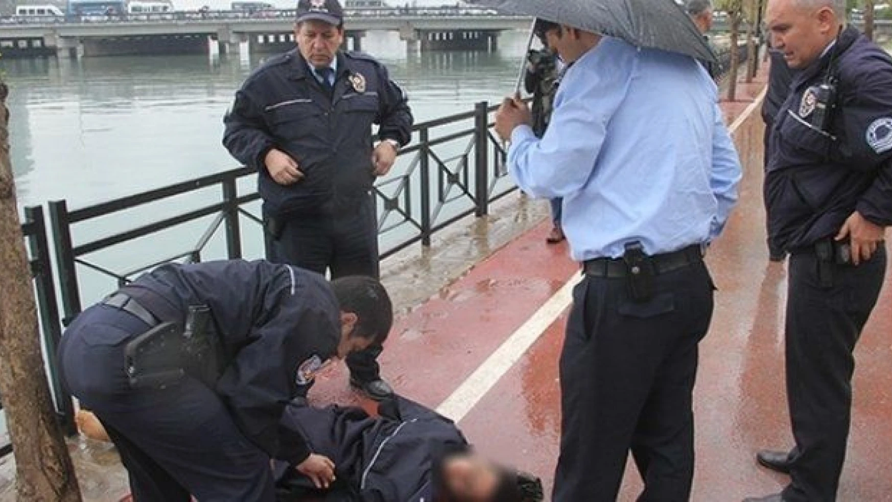 Adana'da nehire atlayıp intihar eden kadını polis suni tenefüsle kurtardı