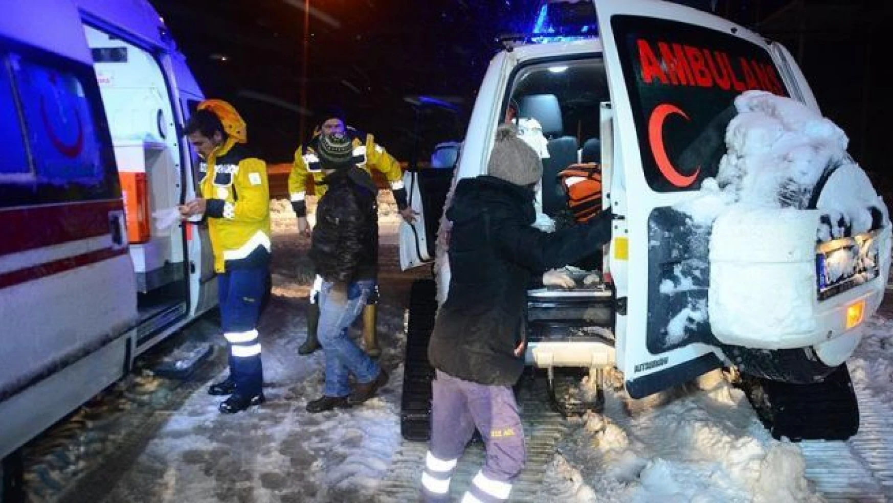 AFAD ve Mehmetçik 32 kişiyi donmaktan kurtardı