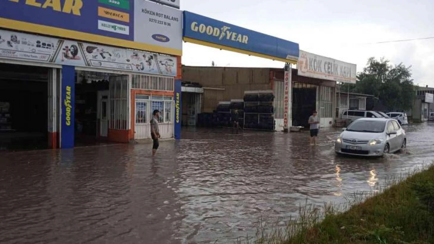 Afyonkarahisar'da sağanak yağış hayatı olumsuz etkiledi