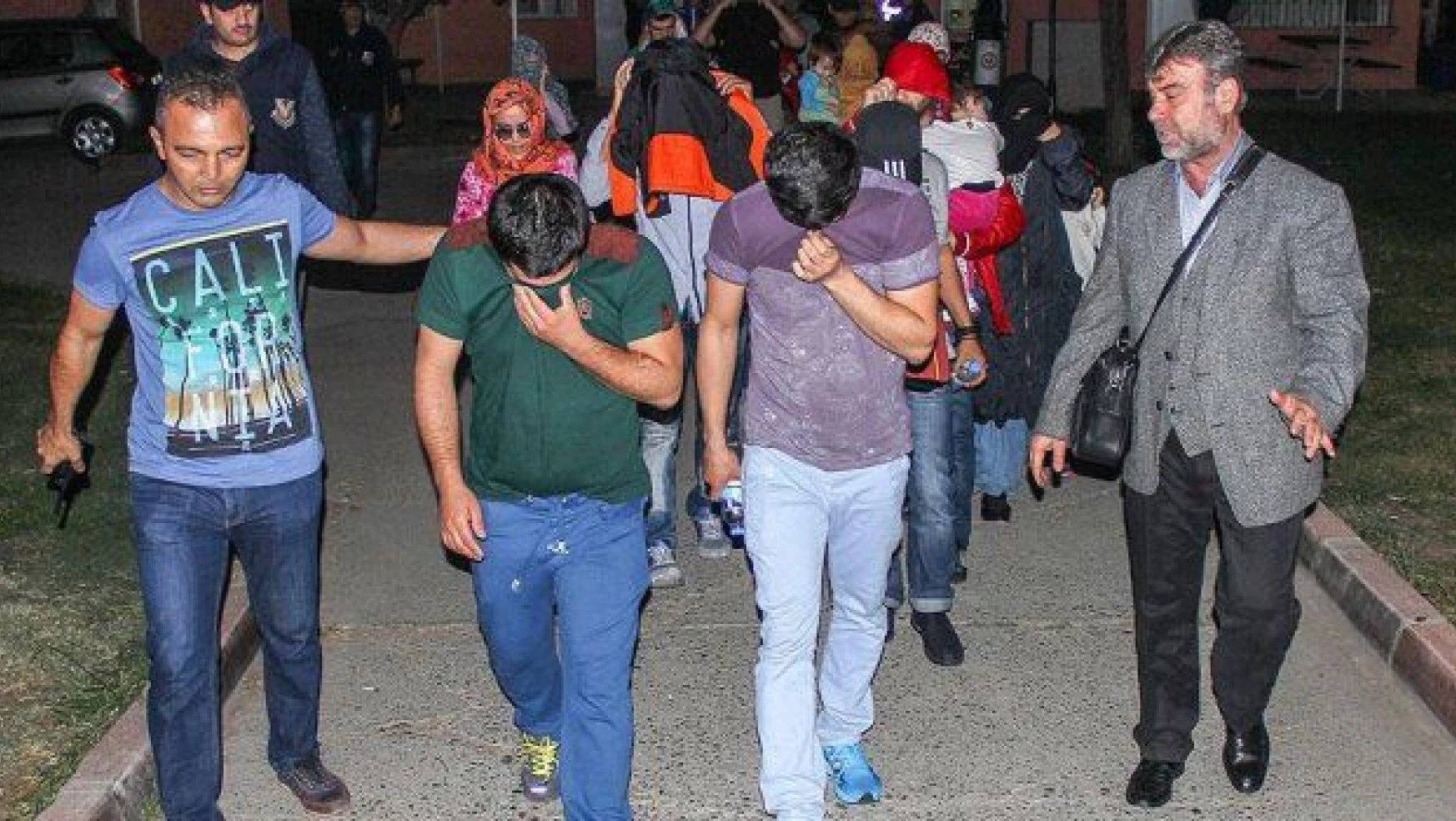 Aileleriyle DAEŞ'e katılmak isteyen 38 yabancı yakalandı
