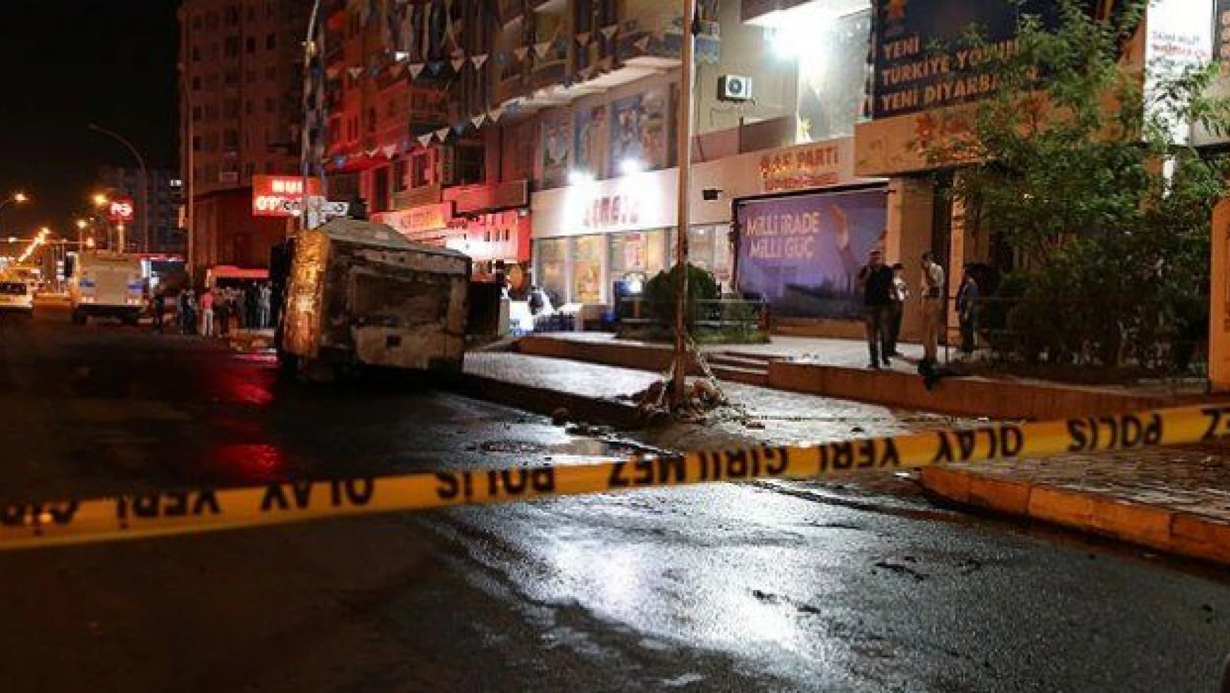 AK Parti binasına bombalı saldırı