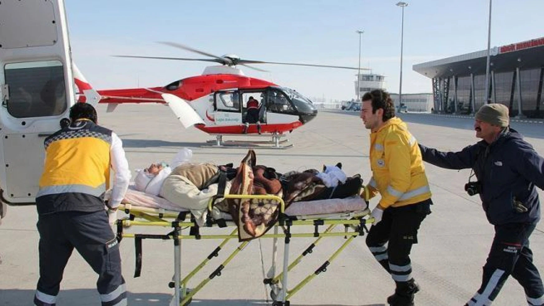 Ambulans helikopter yolu kapalı köydeki hasta için havalandı
