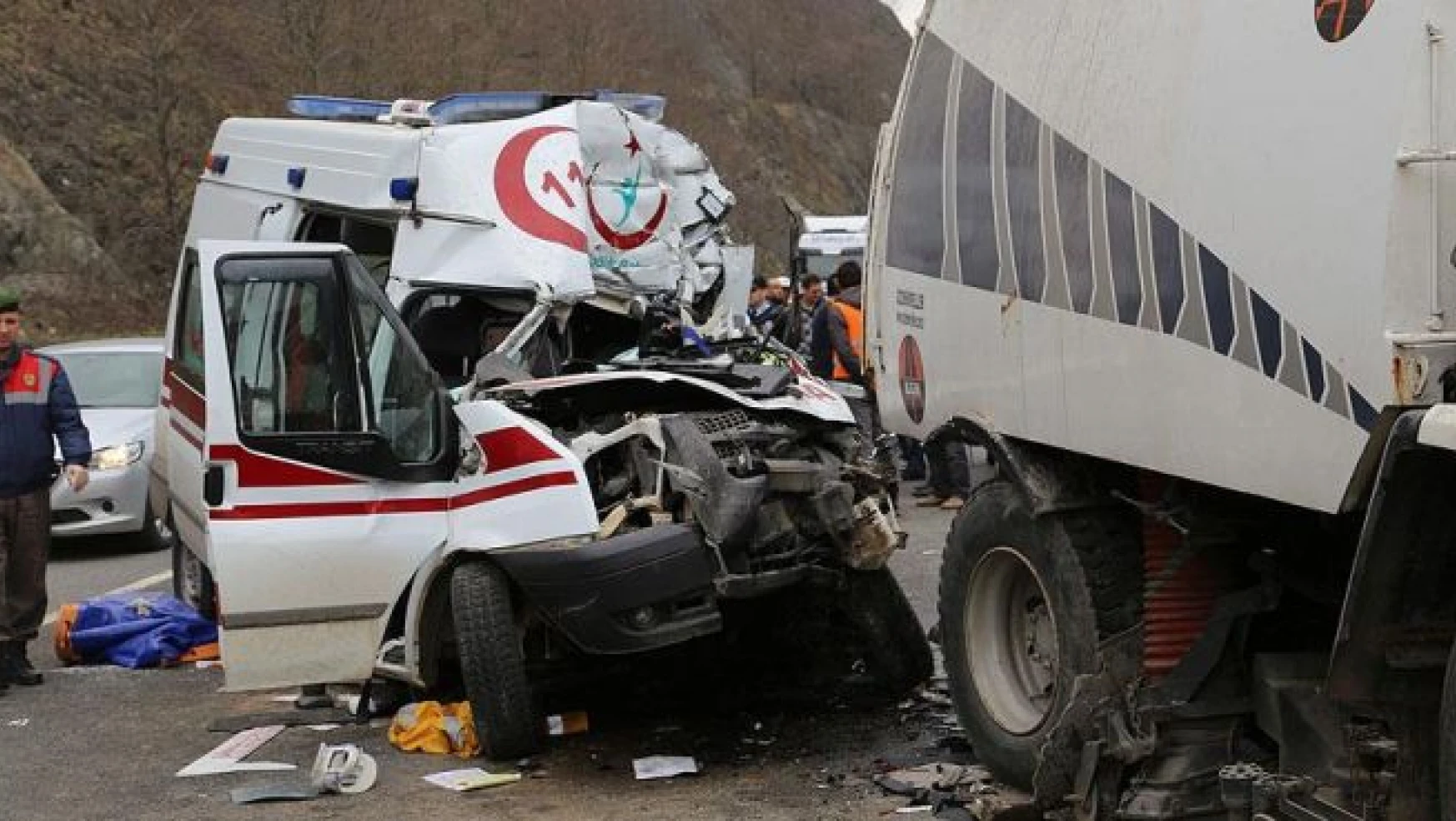 Ambulans ile yol süpürme aracı çarpıştı: 1 ölü, 3 yaralı