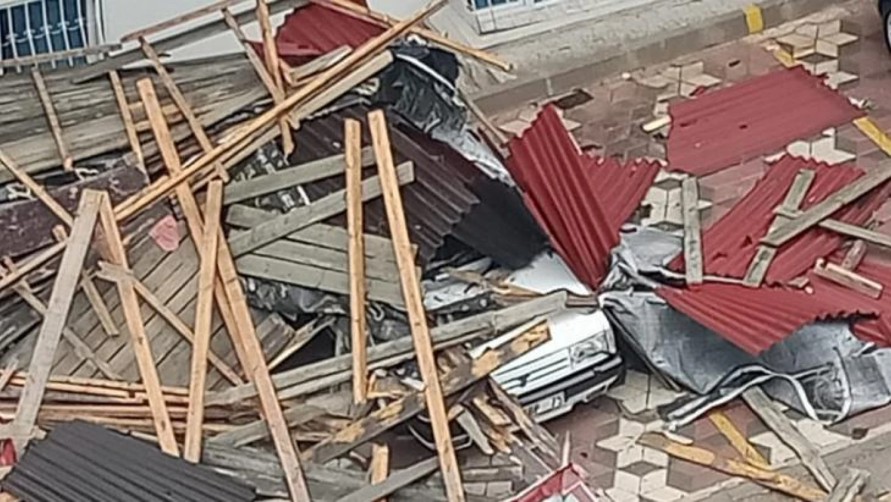 Ankara'da fırtınada uçan çatı araçların üzerine düştü