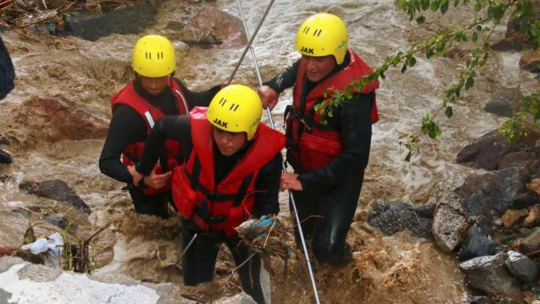 Ankara'da yaşanan sel felaketinin ardından kayıp bir kişiyi arama çalışmaları devam ediyor