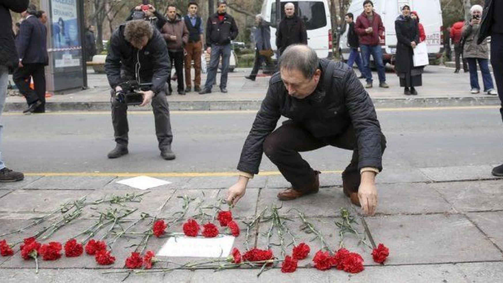 Ankara'da terör saldırısının yaşandığı yere vatandaşlardan karanfil