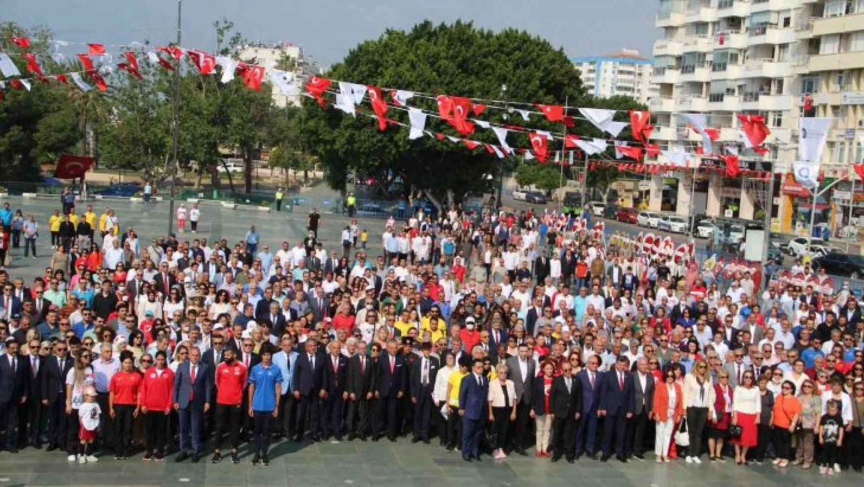 Antalya'da '19 Mayıs' etkinlikleri Atatürk Anıtı'na çelenk sunumuyla başladı