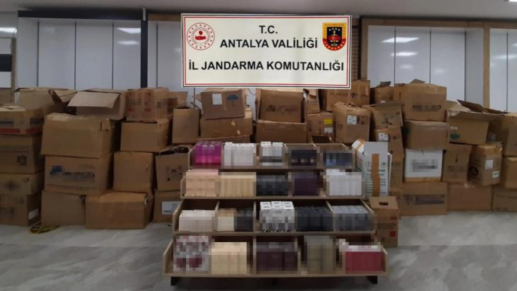 Antalya'da 1 milyon 750 bin TL değerinde 8 bin 713 adet kaçak parfüm ele geçirildi
