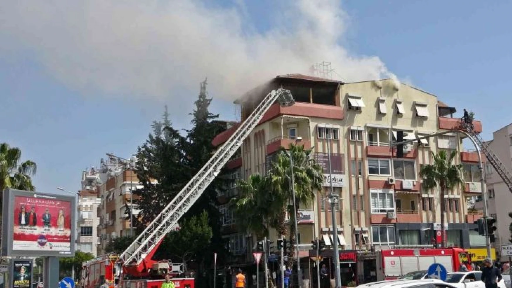Antalya'da mahalleyi dumana boğan yangın