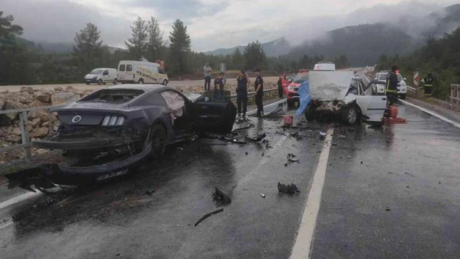 Antalya'da otomobiller kafa kafaya çarpıştı: 1 ölü, 3 yaralı