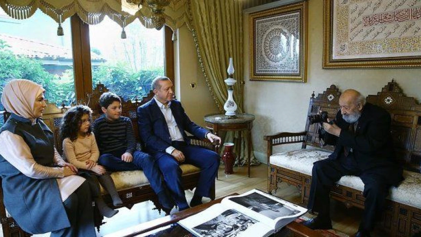 Erdoğan çifti ve torunları Ara Güler'in objektifine gülümsedi