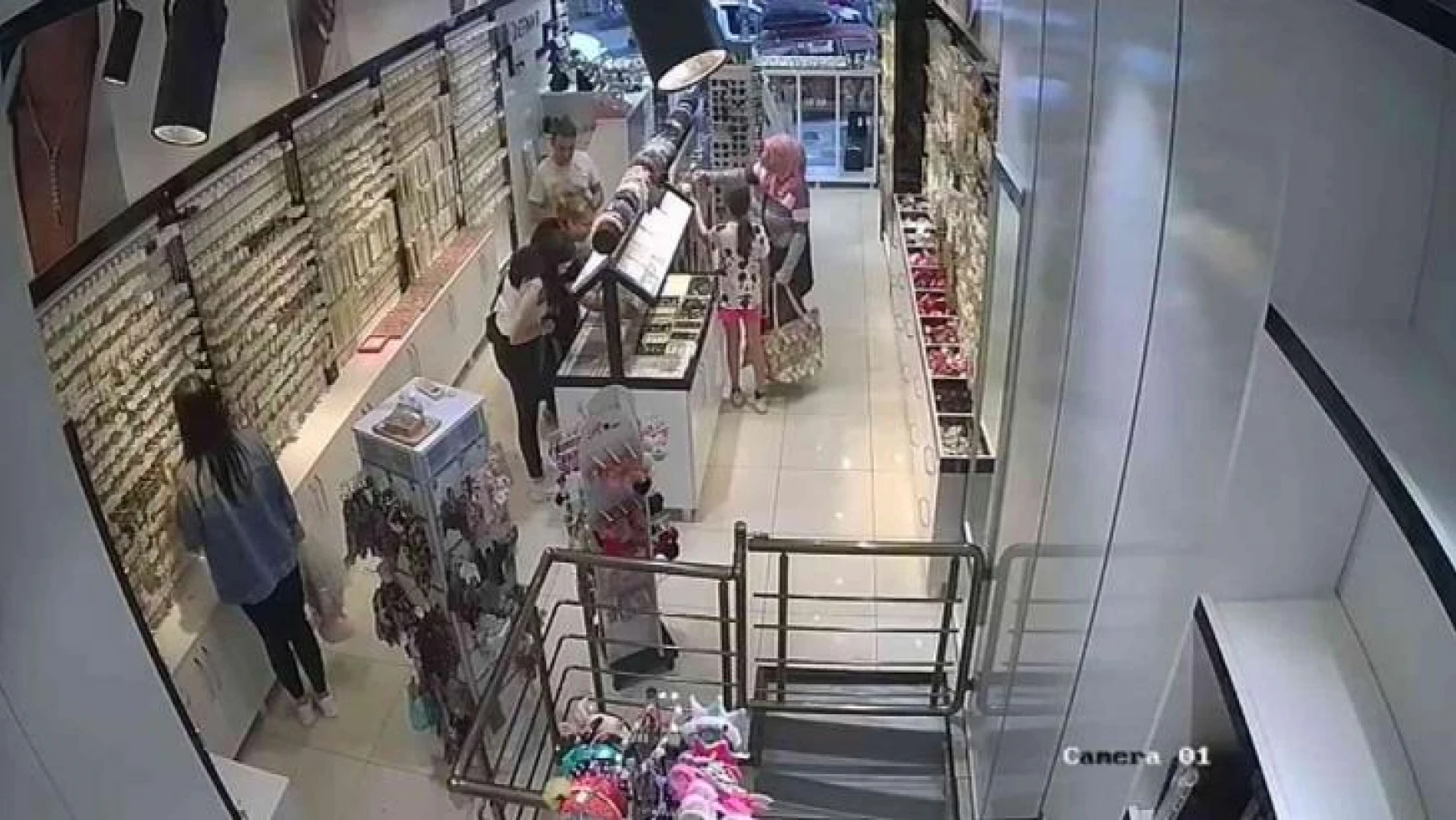 Arnavutköy'de küçük çocuğun alet edildiği hırsızlık güvenlik kamerasına yansıdı