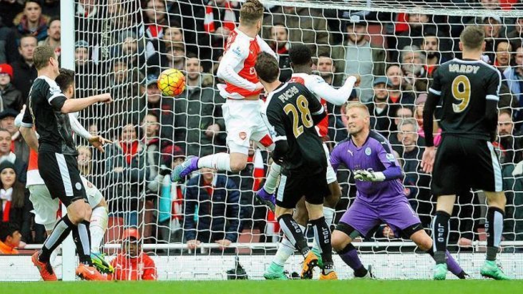 Arsenal lider Leicester City'i son dakika golüyle yıktı