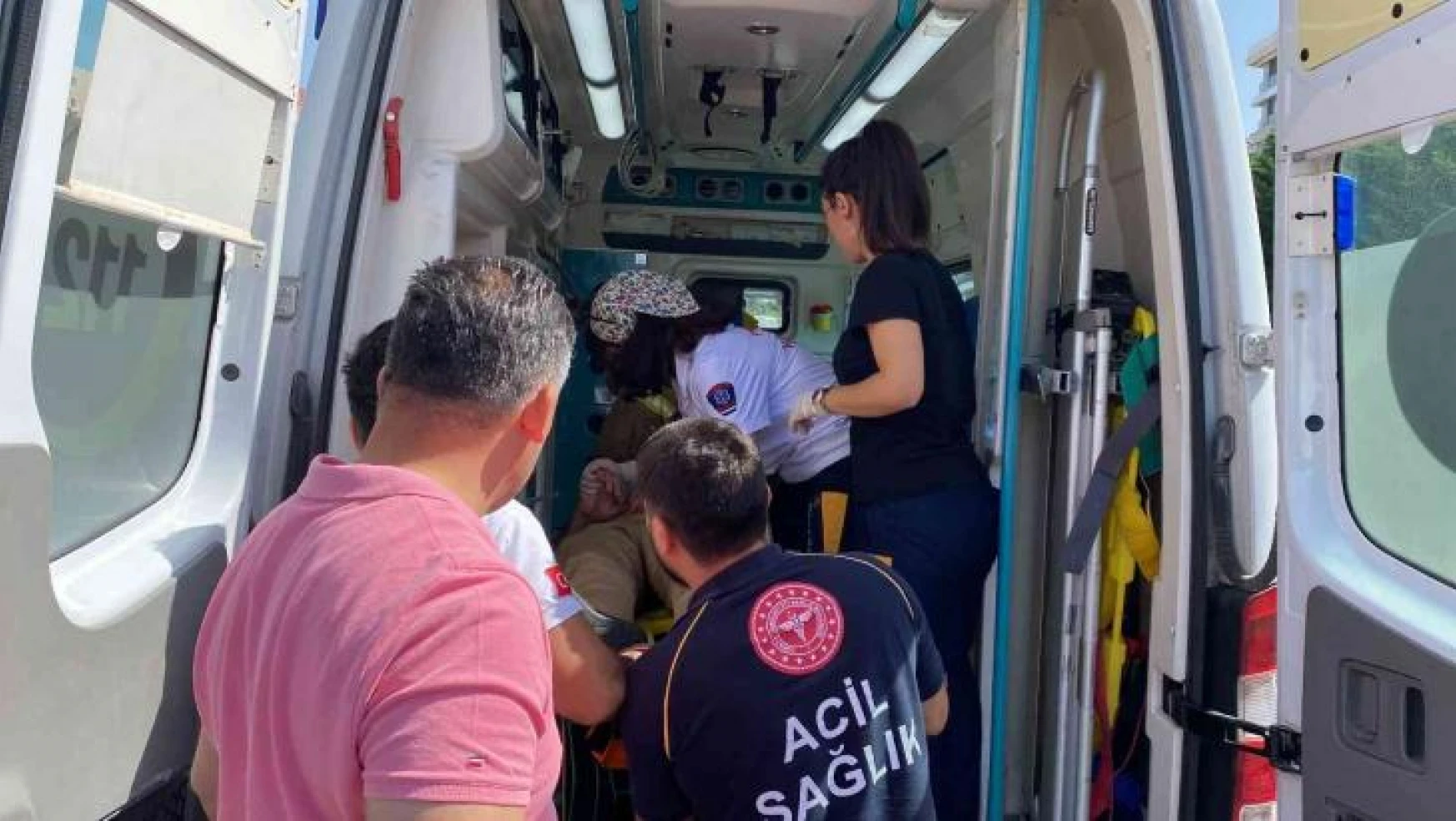 Ataşehir'de Çinli turistleri taşıyan taksi kaza yaptı: 2 yaralı