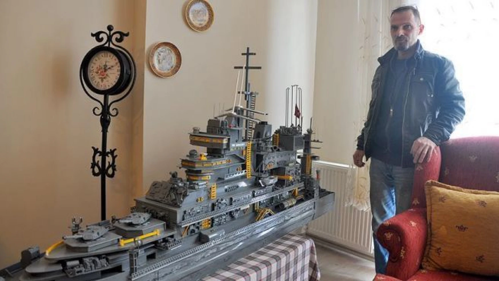 Atıklardan 2,5 metrelik savaş gemisi maketi yaptı