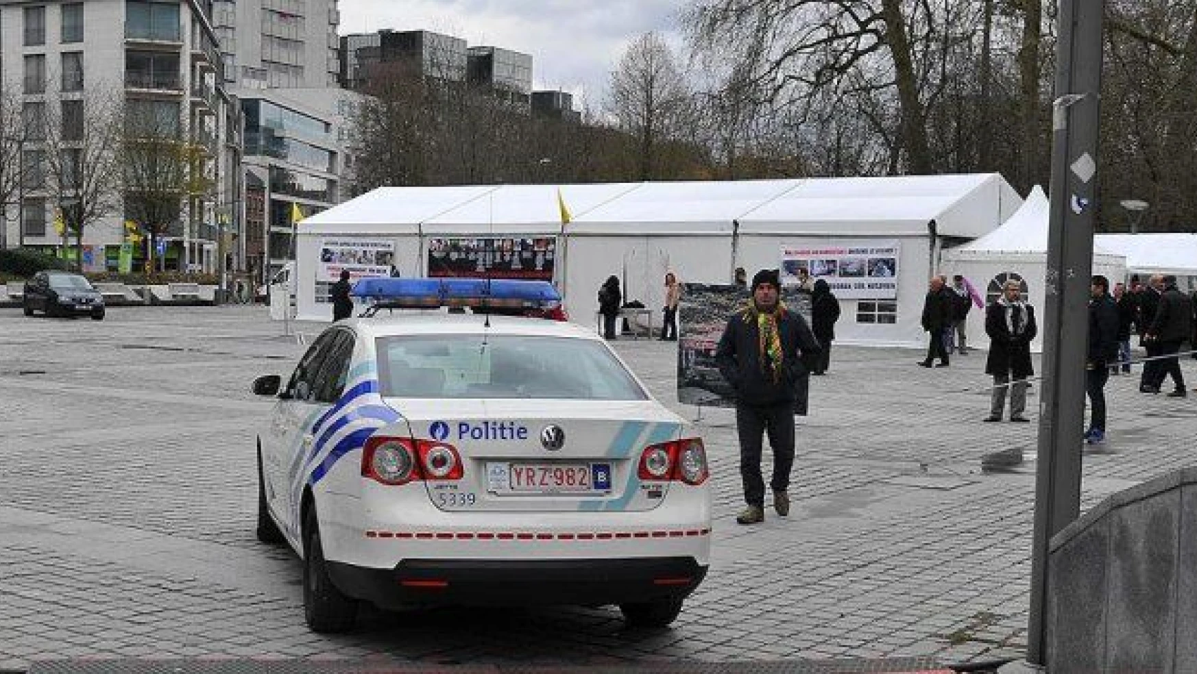 Avrupa, teröriste el pençe divan! PKK çadırı Brüksel polisinin korumasında