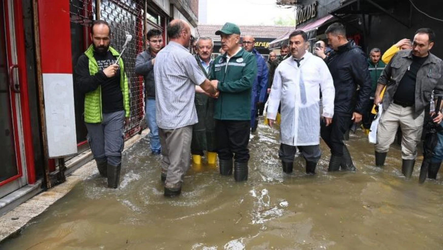 Bakan Kirişci Zonguldak'ta sel felaketinin yaşandığı bölgede