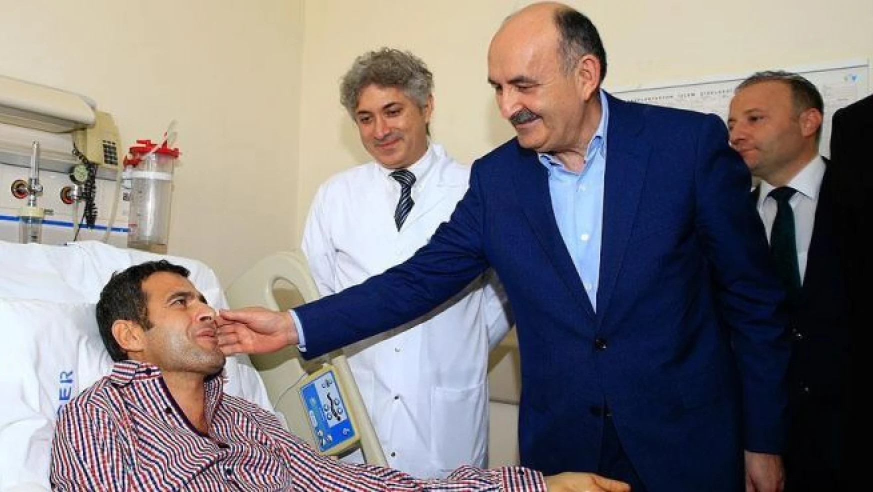 Bakan Müezzinoğlu çift kol nakli yapılan Sağır'ı ziyaret etti