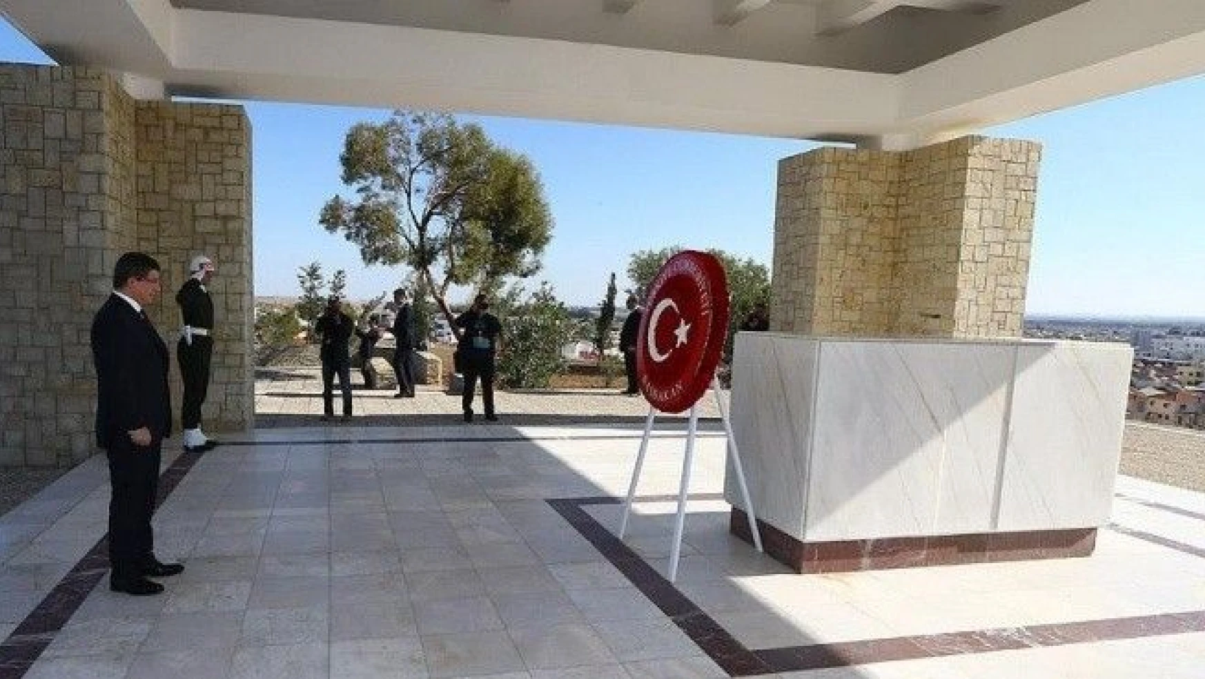 Başbakan Davutoğlu Denktaş ile Küçük'ün mezarlarını ziyaret etti