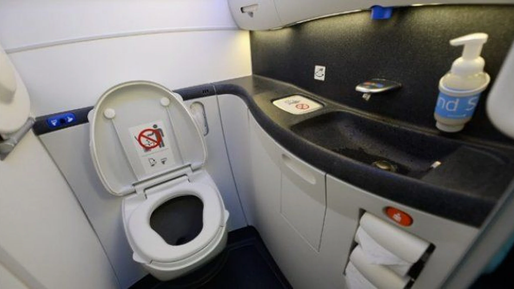 Başbakan uçağın tuvaletinde uçtu