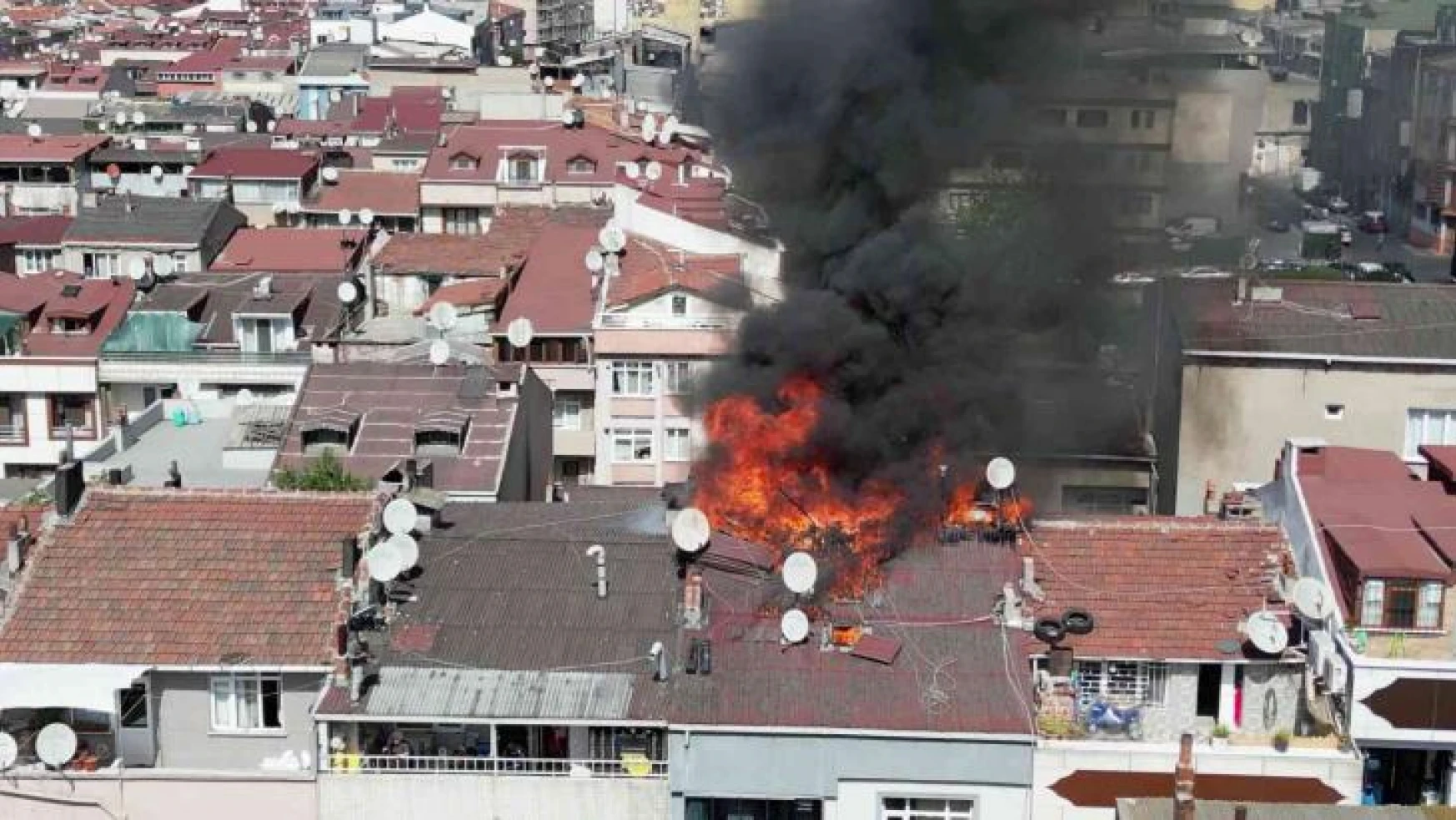 Bayrampaşa'da bir binanın çatısı alev alev yandı
