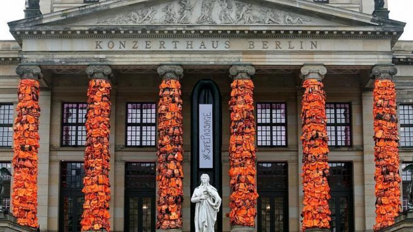Berlin Konser Evi sütunları can yelekleriyle donatıldı