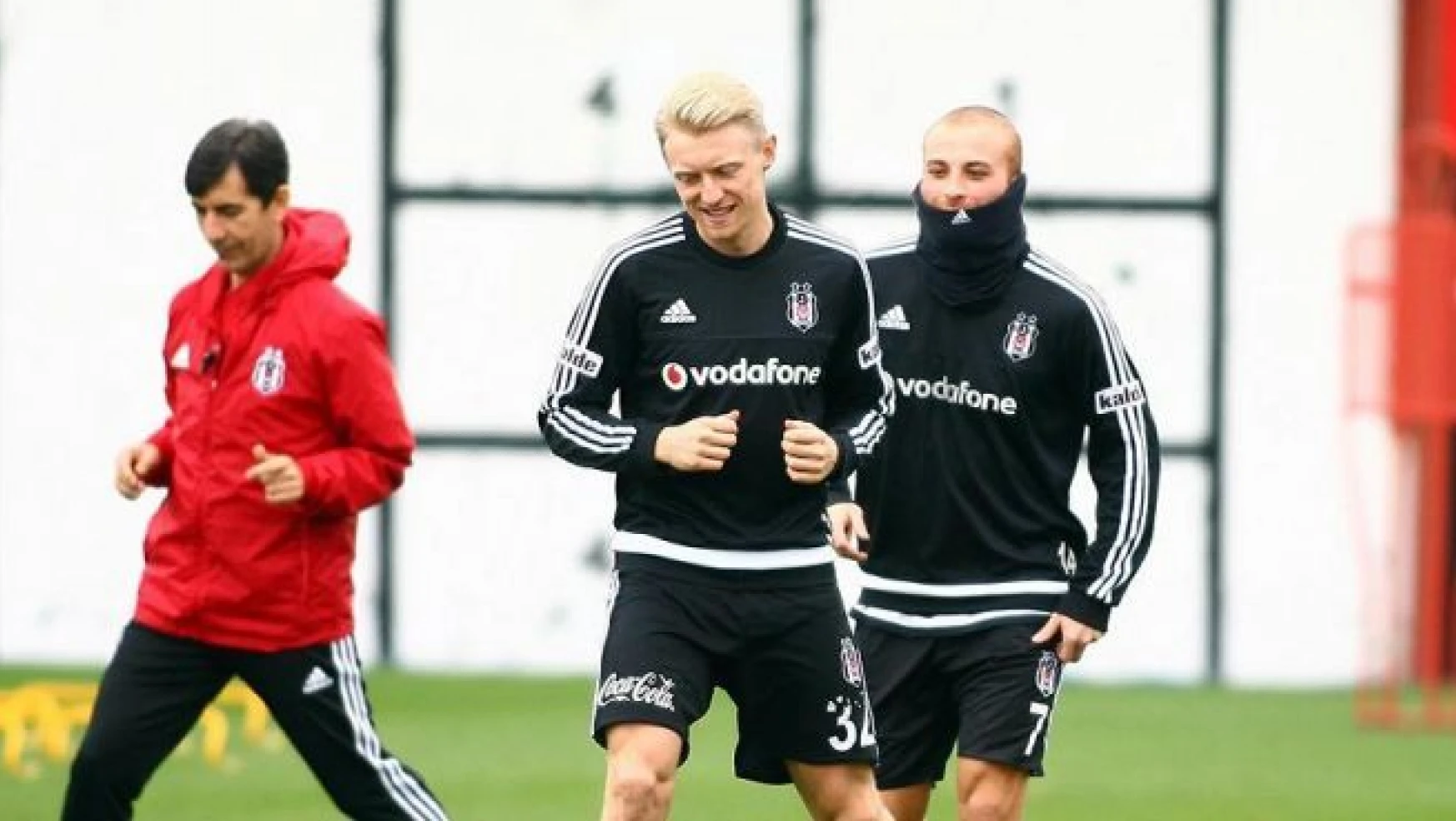 Beşiktaş'ta Gökhan Töre takımla çalıştı