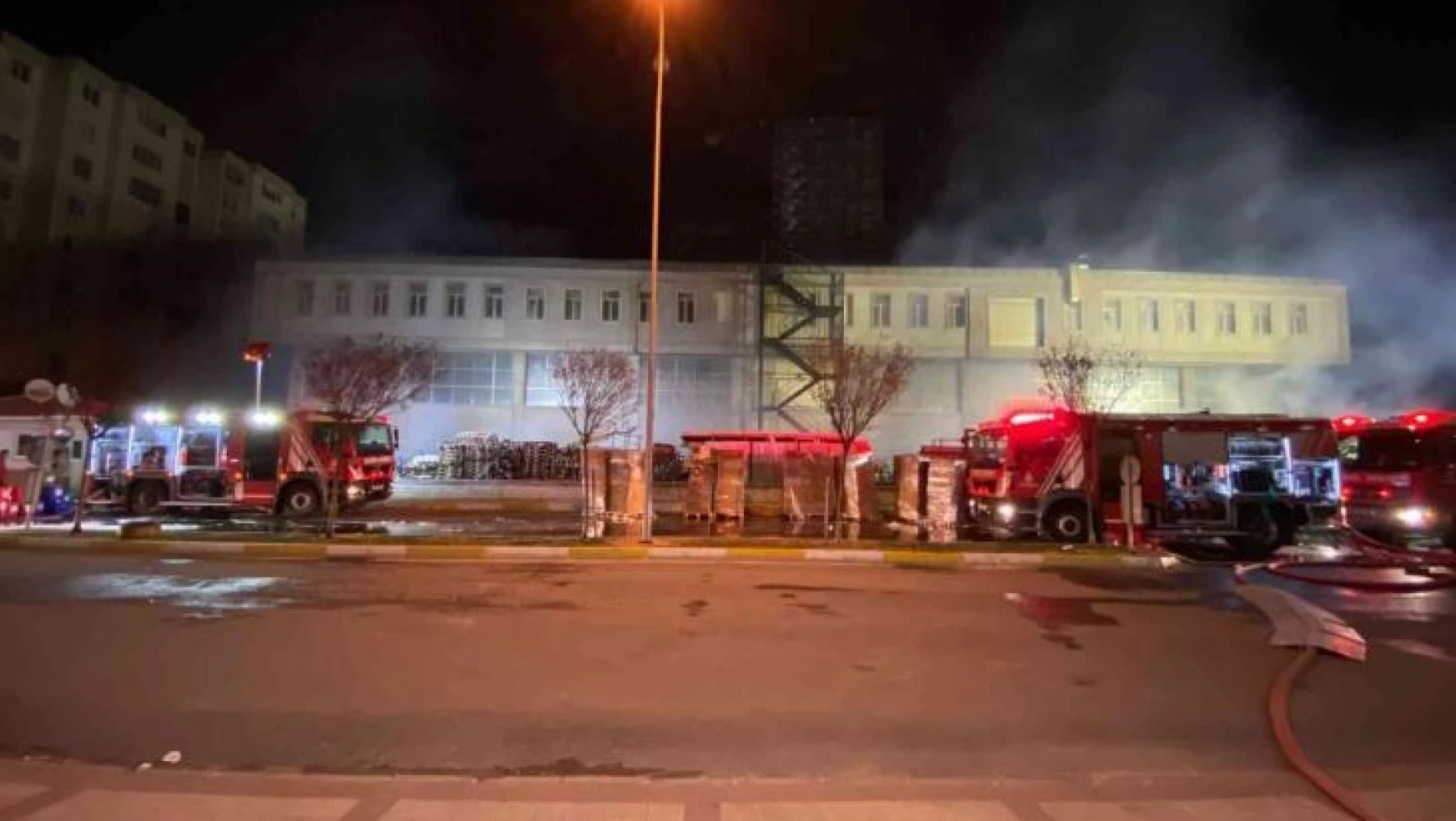 Beylikdüzü'nde 14 saattir yanan fabrikada itfaiyenin çalışması sürüyor, bir bina tedbir amaçlı boşaltıldı
