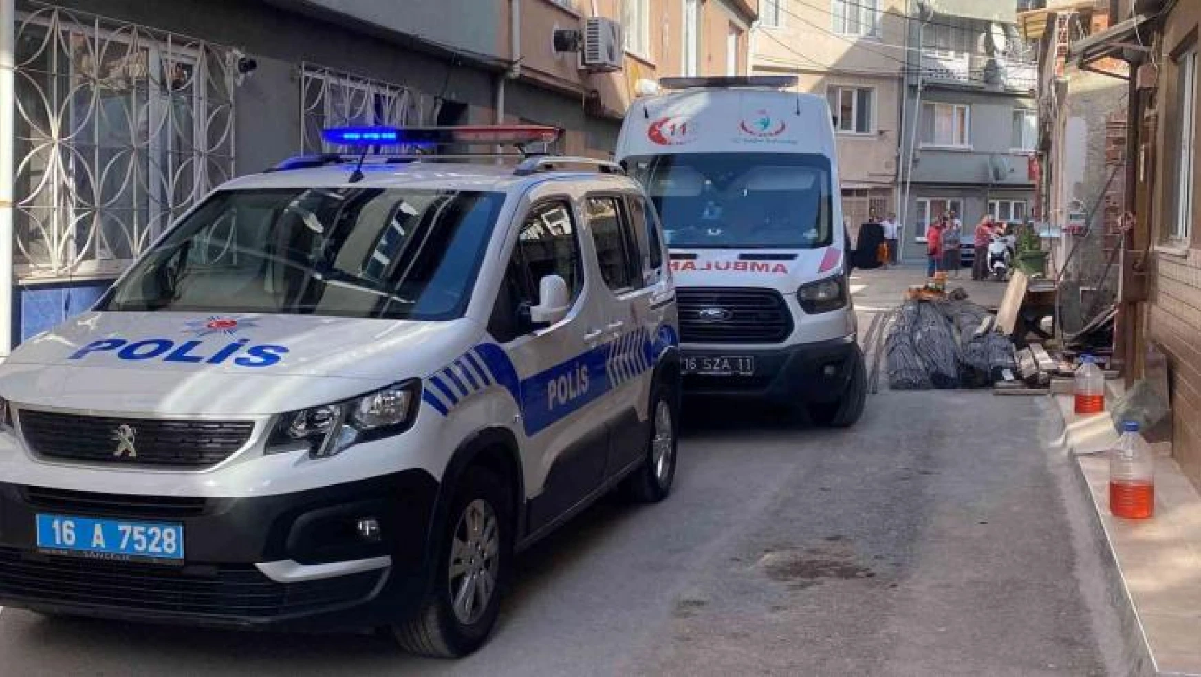 Bursa'da 3 katlı binada yangın: 1 kişi ağır yaralandı