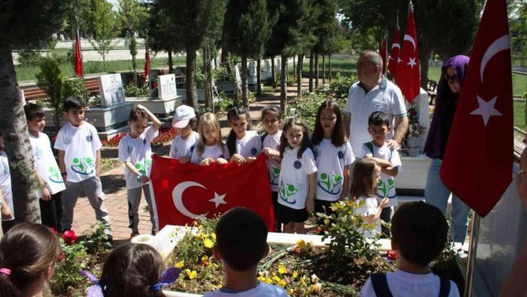 Bursa'da ilkokul öğrencilerinden şehitliğe ziyaret