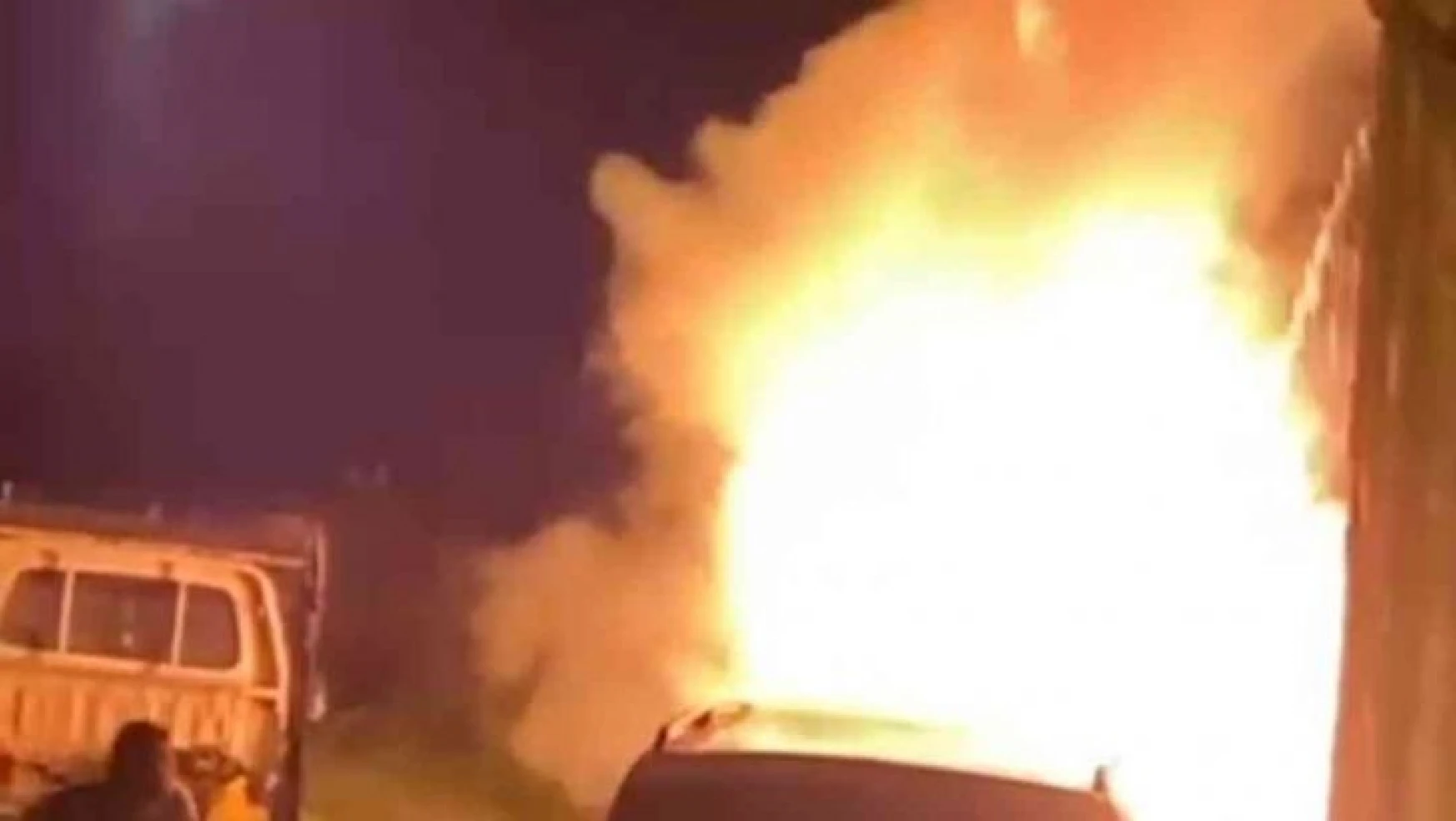Bursa'da park halindeki otomobil alev alev yandı