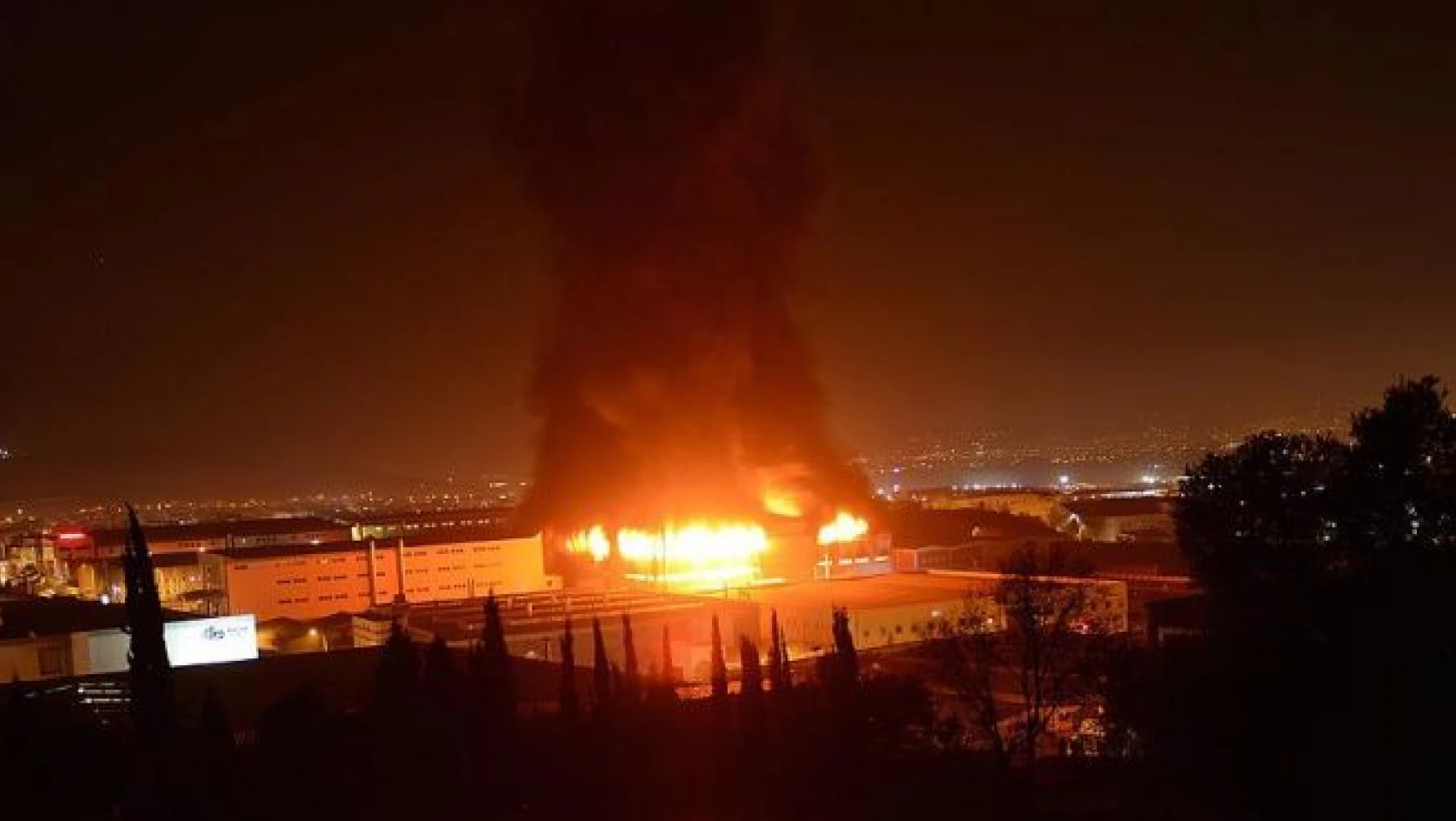 Bursa'da iplik fabrikasındaki yangın sürüyor
