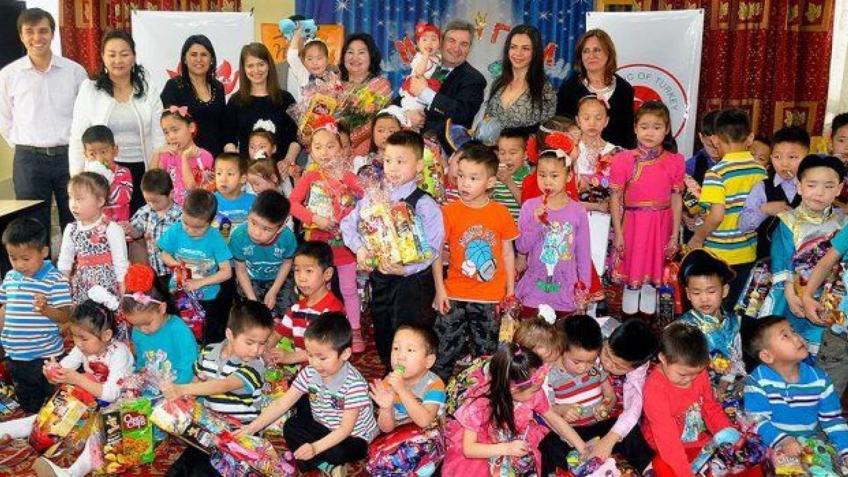 Büyükelçi Karagöz 23 Nisan'ı Moğolistan'da yetim çocuklarla kutladı