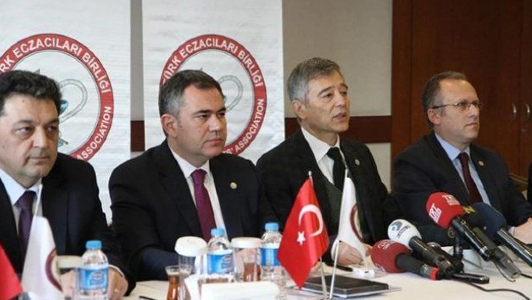 Çalışma Bakanlığı ile Türk Eczacılar Birliği arasındaki ilaç krizi çözüldü!