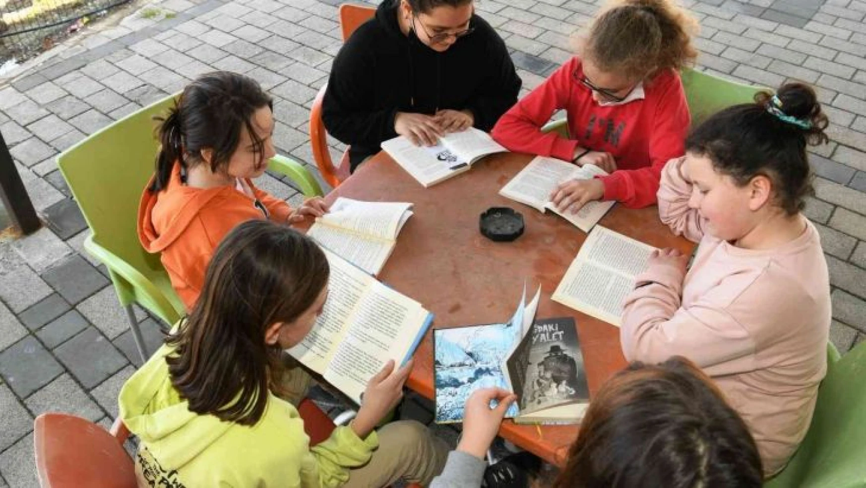 Çanakkale'de öğrenci ve öğretmenler açık havada kitap okudu