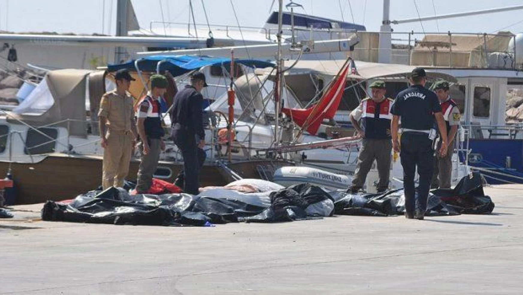 Çanakkale'de sığınmacıları taşıyan bot battı: 13 ölü