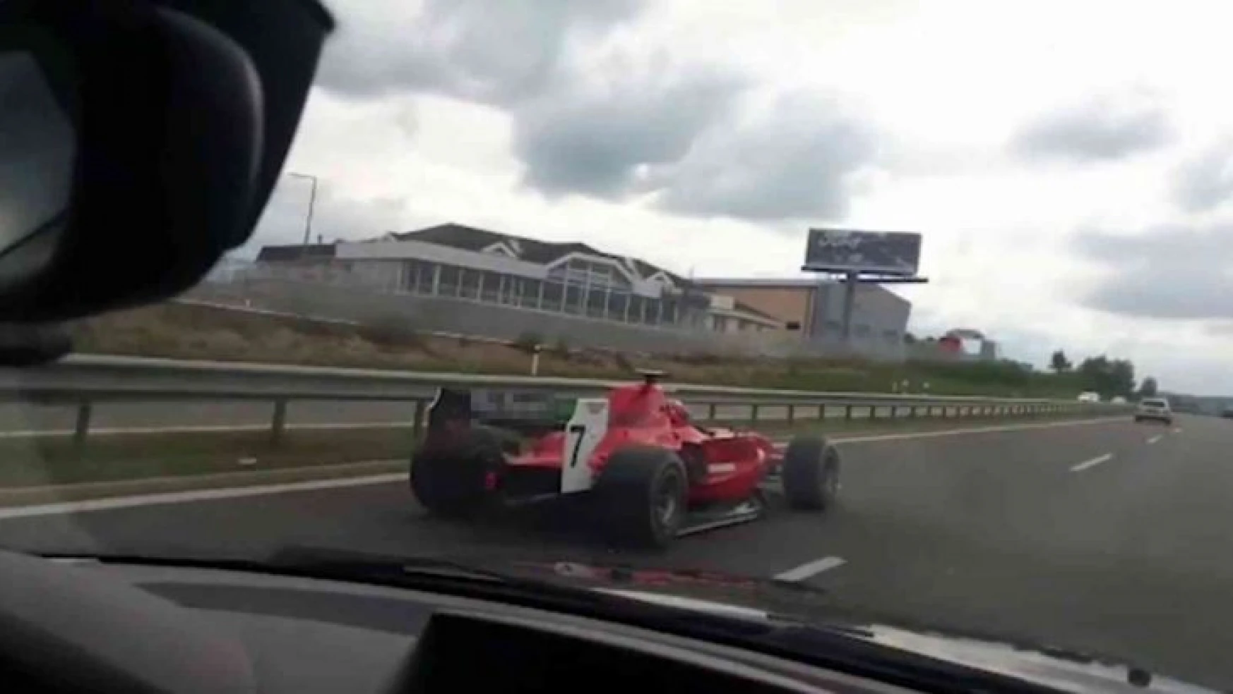 Çekya'da polis Formula 2 yarış arabası ile otoyola çıkan sürücünün peşinde