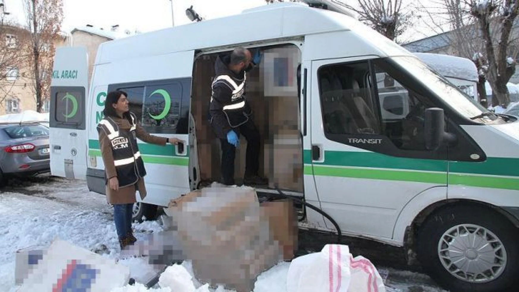 Cenaze nakil aracına dönüştürülen minibüsle sigara kaçakçılığı