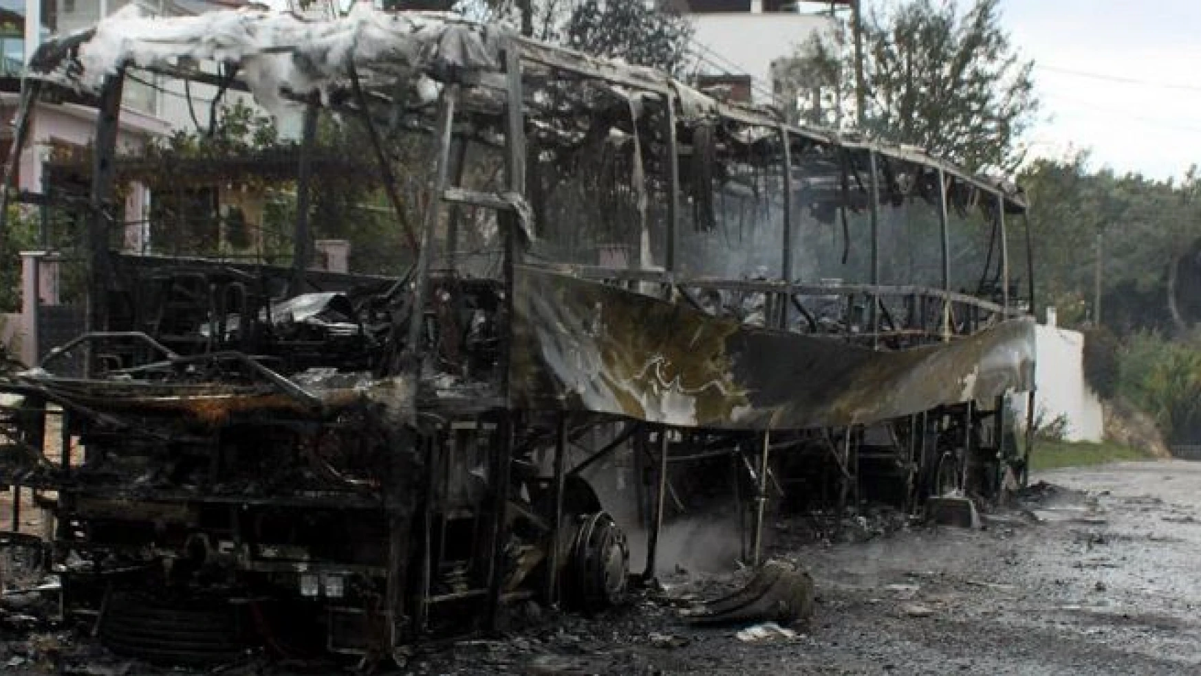 Çin'de halk otobüsü yandı: 14 ölü