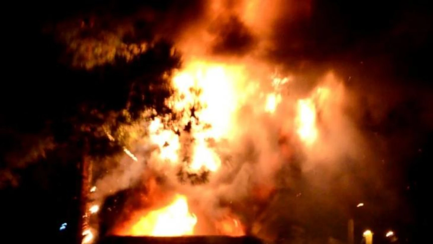 Çorlu'da korkutan yangın: Alevler geceyi aydınlattı