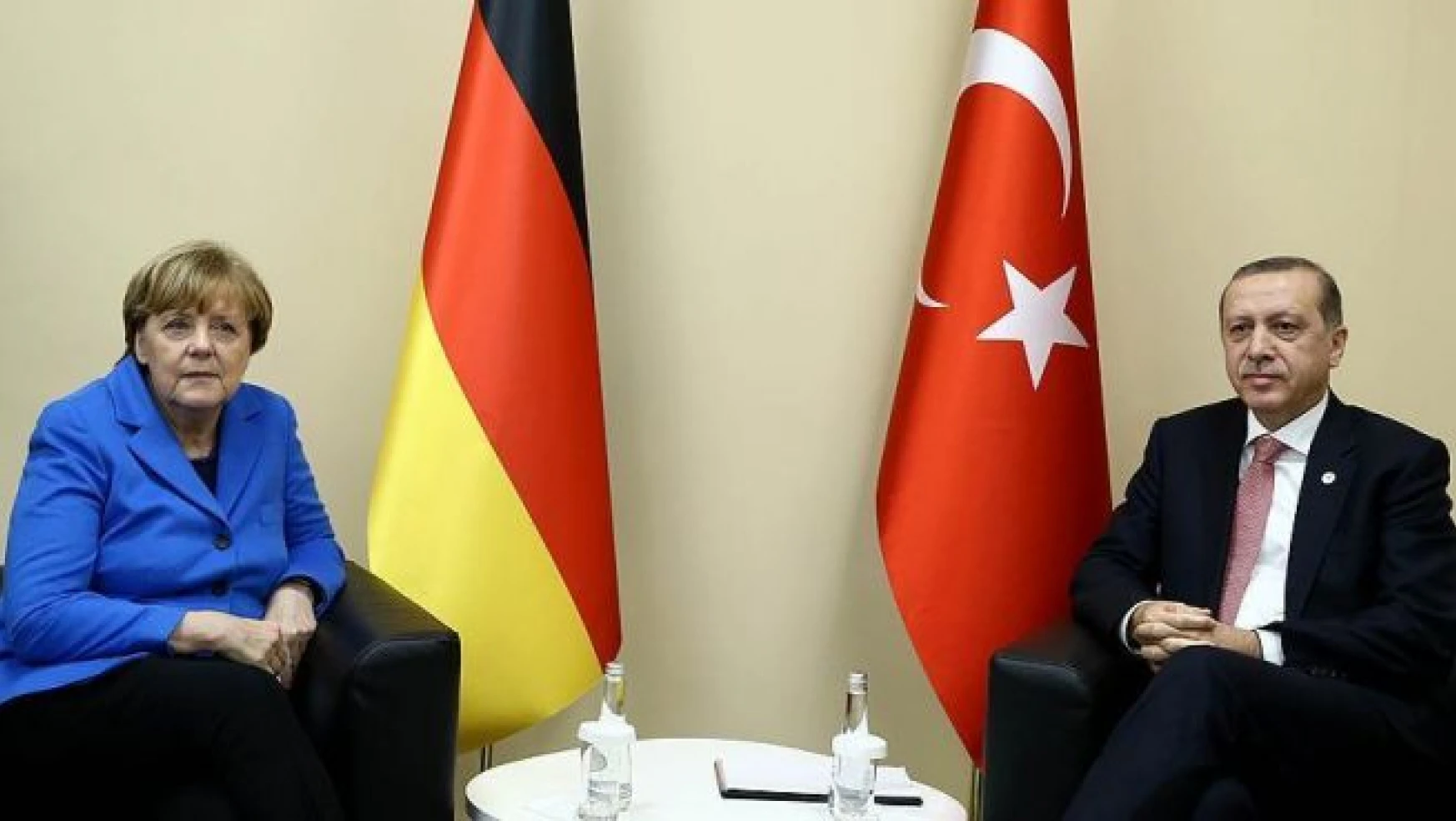  Erdoğan ile Merkel Sultanahmet saldırısını konuştu