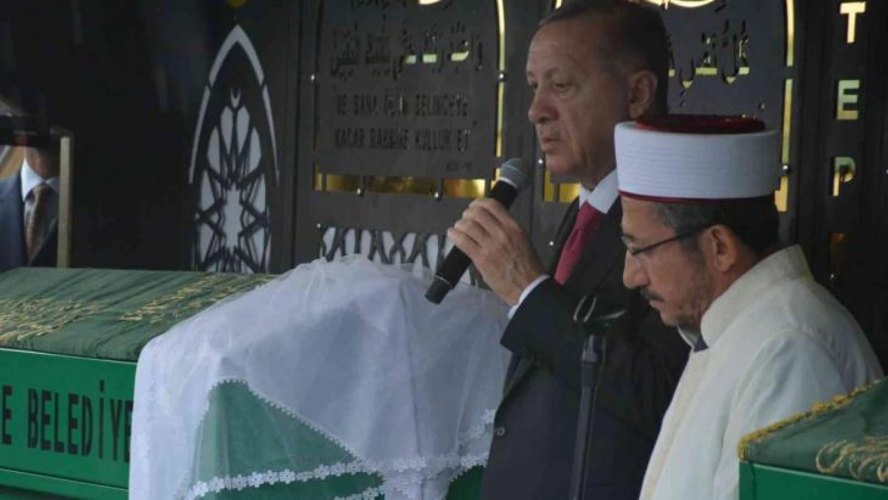 Cumhurbaşkanı Erdoğan, otobüs kazasında ölen gencin cenazesine katıldı