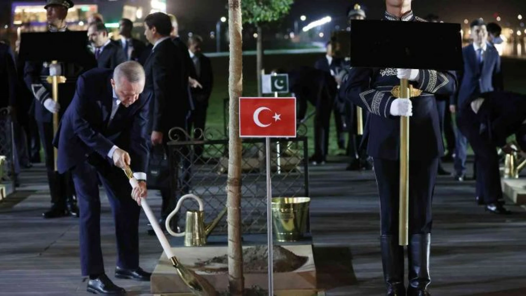 Cumhurbaşkanı Erdoğan, Semerkant'ta ağaç dikti