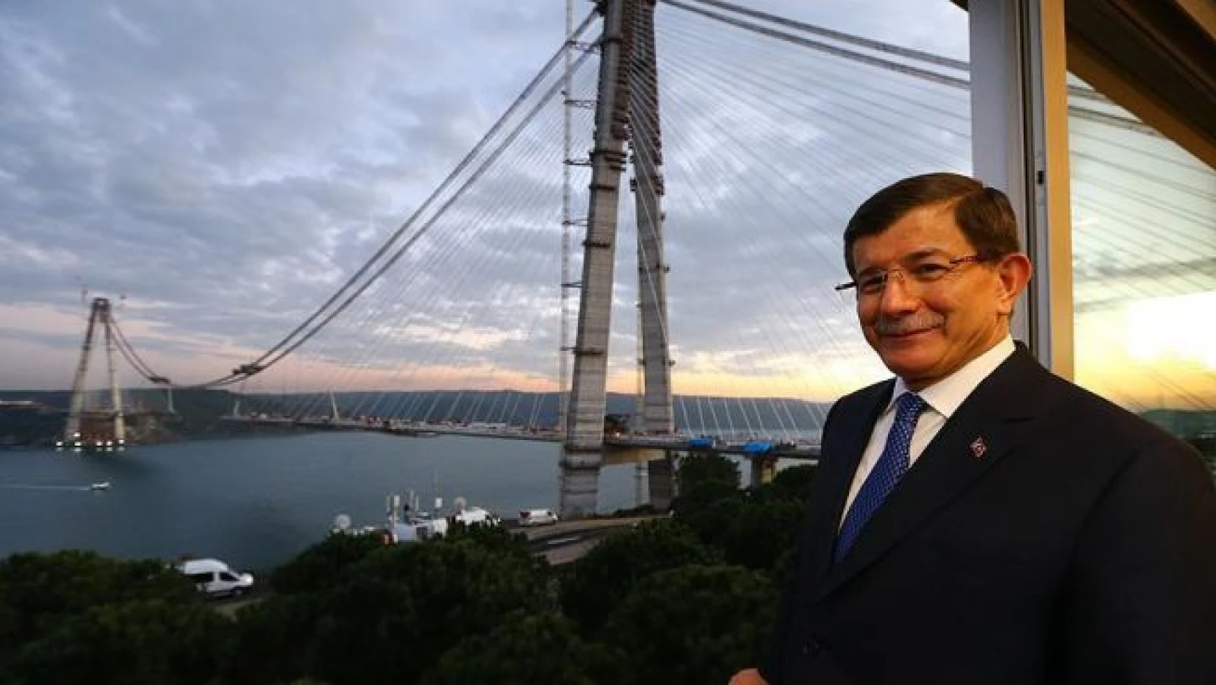 Davutoğlu, 3. köprü şantiyesinden bir fotoğrafı Instagram'dan paylaştı