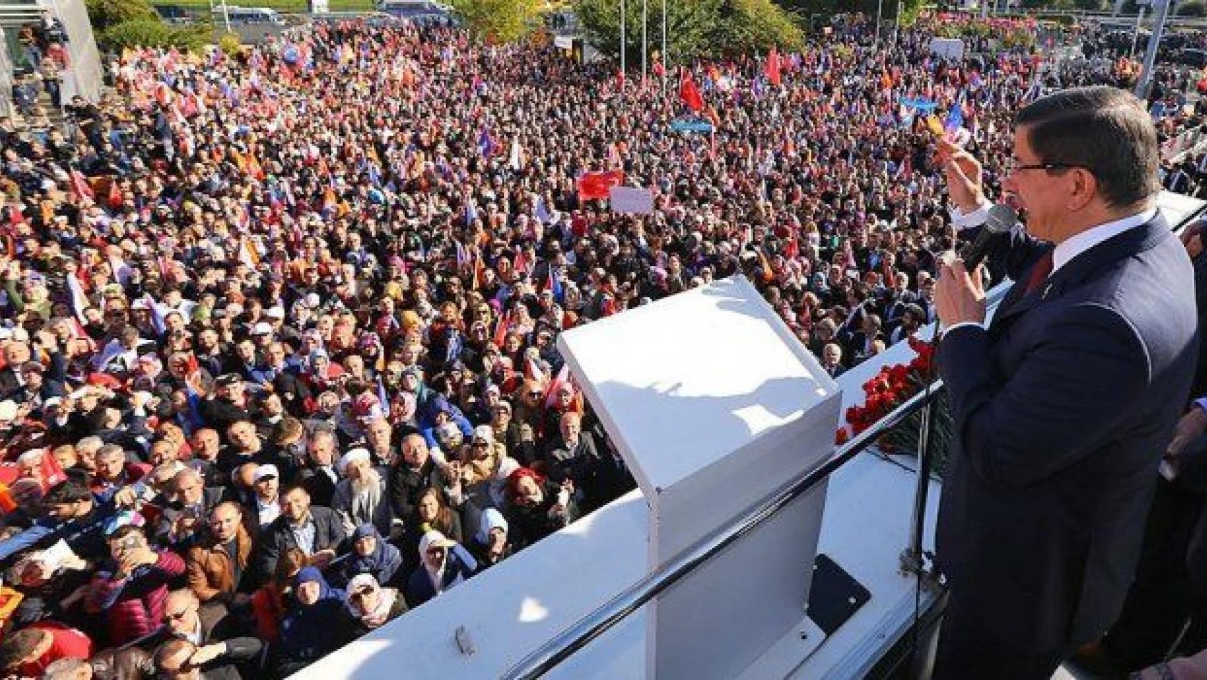 Davutoğlu, Atatürk Havalimanı'nda vatandaşlara seslendi