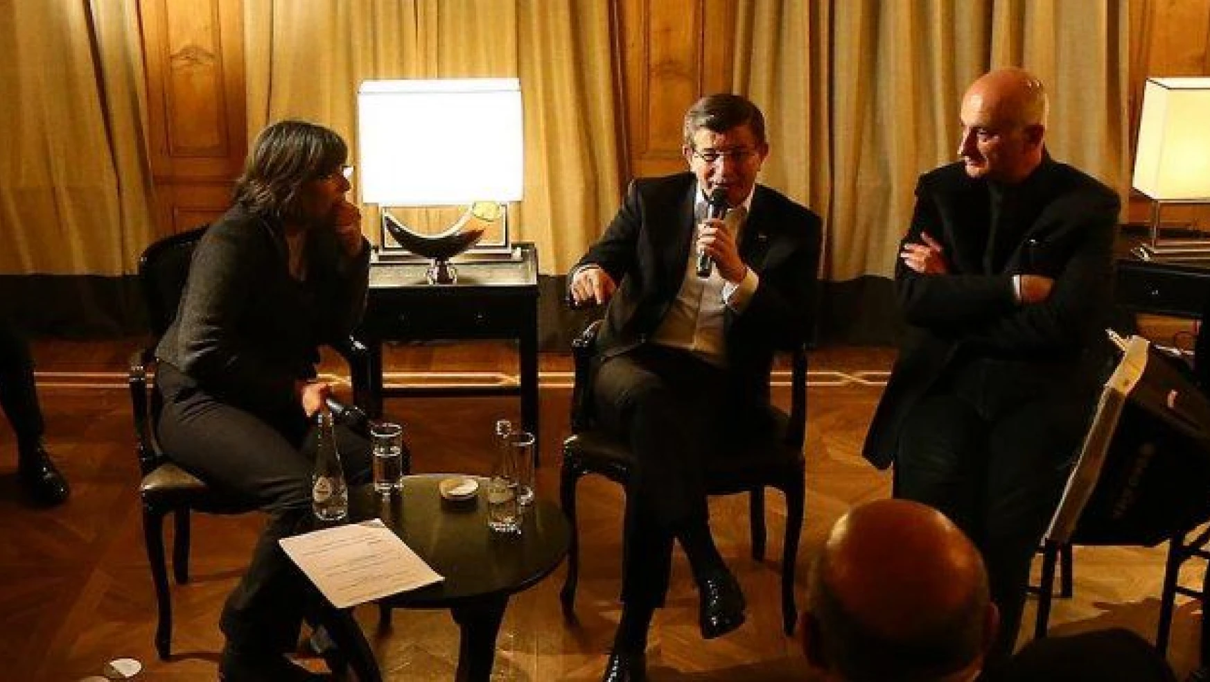 Davutoğlu: AB'den para dilenmiyoruz / Türkiye'ye kriz ihraç edilmiştir
