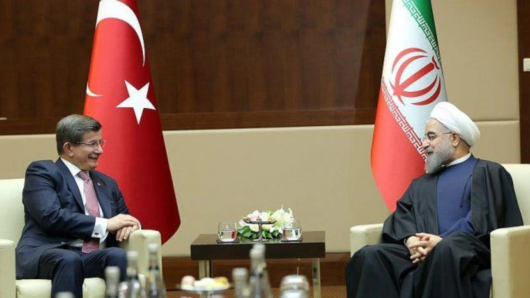 Davutoğlu, İran Cumhurbaşkanı Hasan Ruhani ile görüştü