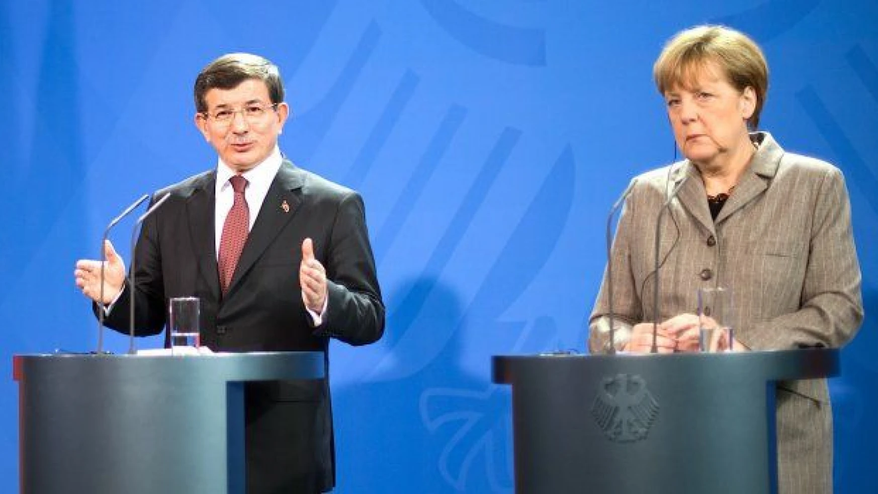 Davutoğlu'na bir tebrik de Merkel'den